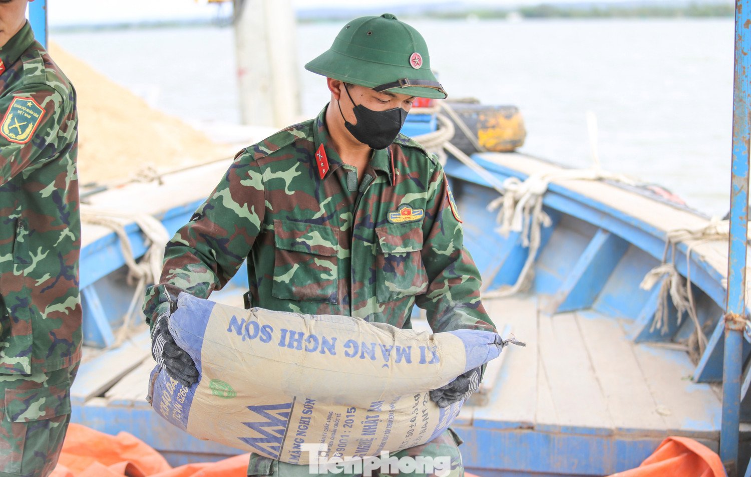 Với địa hình cách trở, việc xây dựng nhà lại cho người dân gặp nhiều khó khăn, vật liệu xây dựng phải vận chuyển bằng đò từ đất liền ra cồn. Ảnh: Trương Định