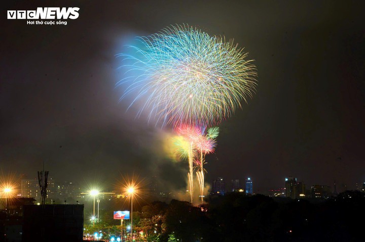 Pháo hoa rực sáng trên bầu trời Hà Nội. (Ảnh: Đắc Huy)