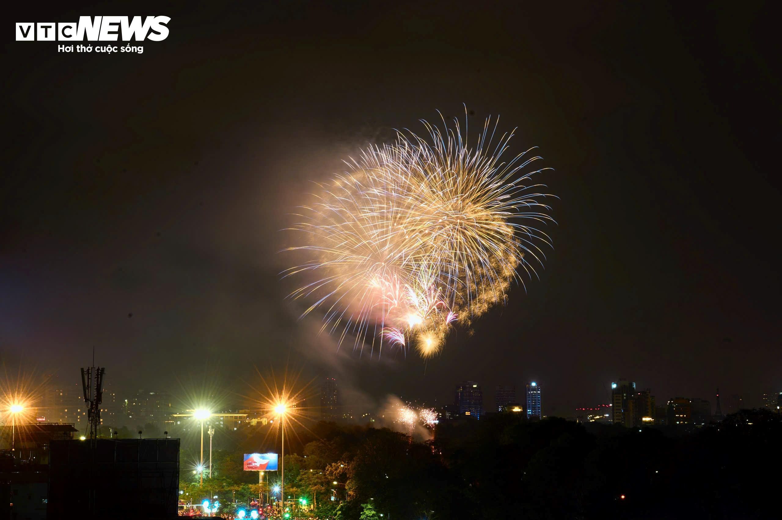 Các điểm bắn pháo hoa ở Hà Nội đồng loạt khai hoả vào lúc 23h45 ngày 31/12, sớm hơn so với mọi năm 15 phút.