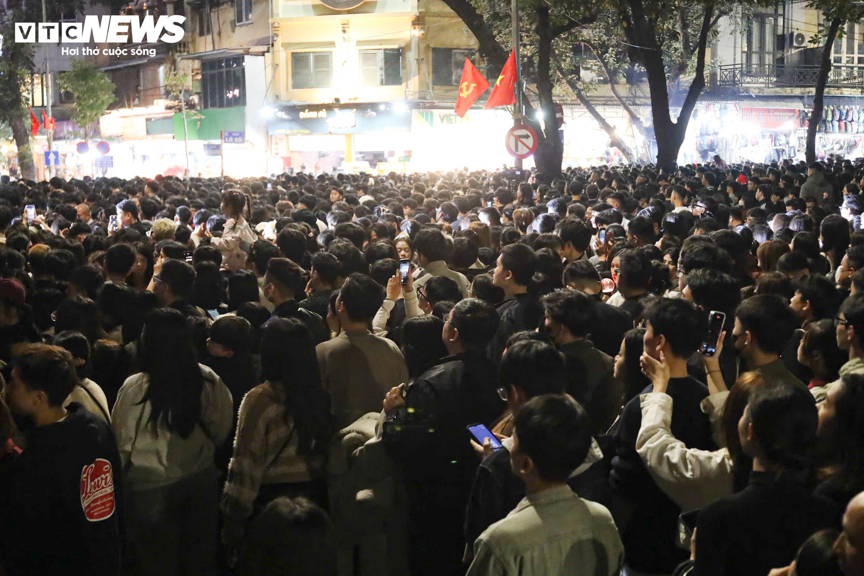 Dòng người nhích từng chút một tại các lối dẫn về Quảng trường Đông Kinh Nghĩa Thục, Hà Nội