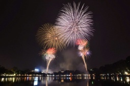 Khoảnh khắc đếm ngược và pháo hoa rực sáng chào năm mới 2026