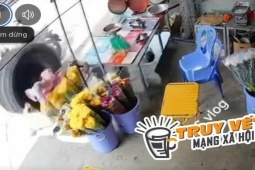 Kinh hoàng khoảnh khắc bánh xe sơ-mi rơ-mooc bay thẳng vào 2 người phụ nữ