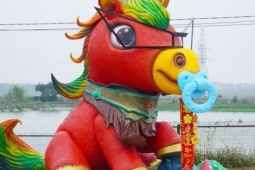 Chủ nhân chia sẻ về linh vật “Ngựa vui vẻ” độc đáo, nặng gần 6 tấn, lần đầu tiên xuất hiện dịp Tết Bính Ngọ 2026