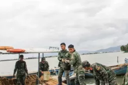 Bộ đội xuyên tết dựng lại mái ấm cho người dân