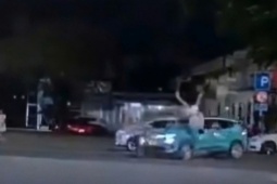 Hai thanh niên lao xe máy như tên bắn tông thẳng vào taxi