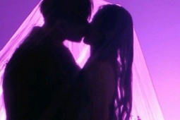 Thân mật trên sân khấu giao thừa, nam ca sĩ bất ngờ xin lỗi