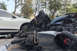 Hiện trường vụ ô tô con tông loạt xe máy trên phố Võ Thị Sáu ở Hà Nội