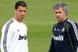Tin mới nhất bóng đá sáng 1/1: Ronaldo từng khóc vì Mourinho, Pep nổi cáu với phóng viên