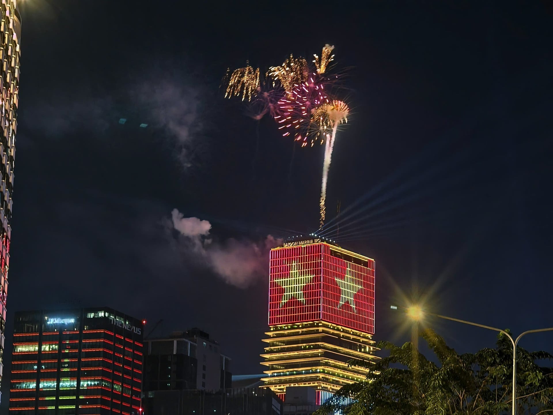 Mãn nhãn màn bắn pháo hoa rực rỡ chào đón năm mới 2026 trên khắp cả nước - 1