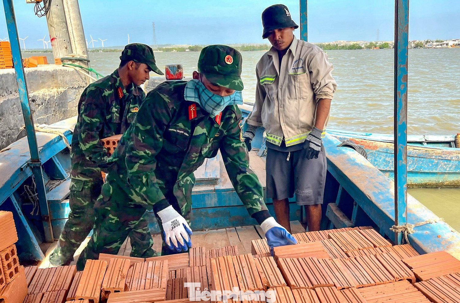 Thiếu tá Lê Thanh Tây - Chính trị viên phó Tiểu đoàn 7 (Bộ Tham mưu Quân đoàn 34) cho biết, những ngày đầu mưa gió khiến việc vận chuyển gặp không ít khó khăn. “Anh em phải tranh thủ lúc trời ngớt mưa để làm, làm bù cả buổi trưa, buổi tối, xuyên tuần, xuyên lễ để kịp tiến độ cho bà con sớm có nhà ở ổn định”, Thiếu tá Tây chia sẻ.