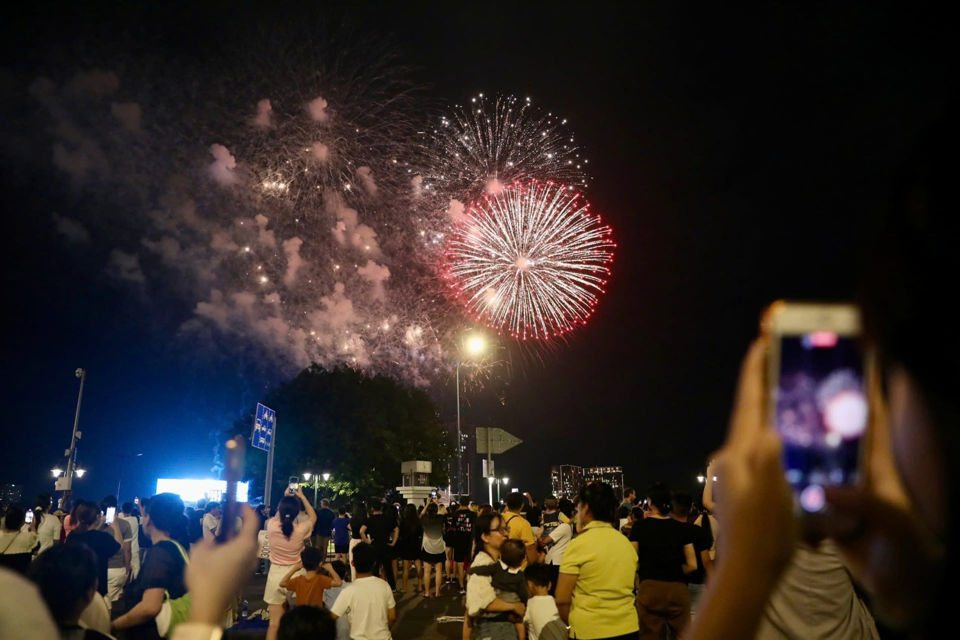 Mãn nhãn màn bắn pháo hoa rực rỡ chào đón năm mới 2026 trên khắp cả nước - 3