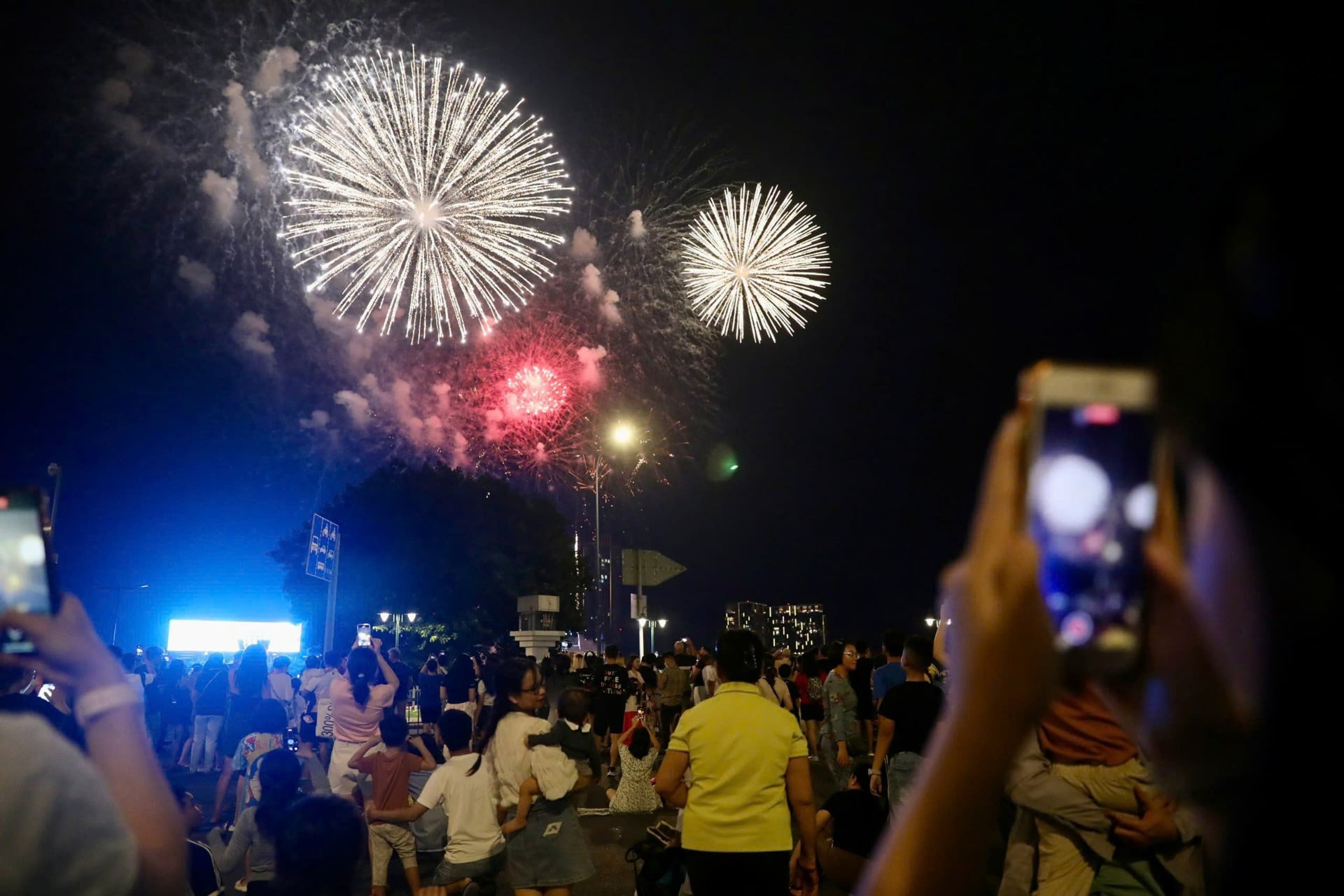 Pháo hoa được bắn lên bầu trời trong tiếng hò reo của hàng ngàn người dân ở TP.HCM. Ảnh: Lê Giang