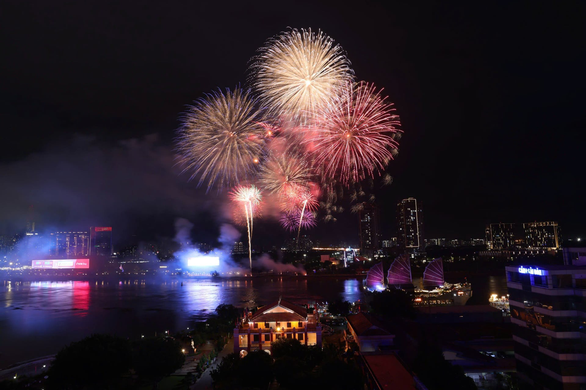 Mãn nhãn màn bắn pháo hoa rực rỡ chào đón năm mới 2026 trên khắp cả nước - 5