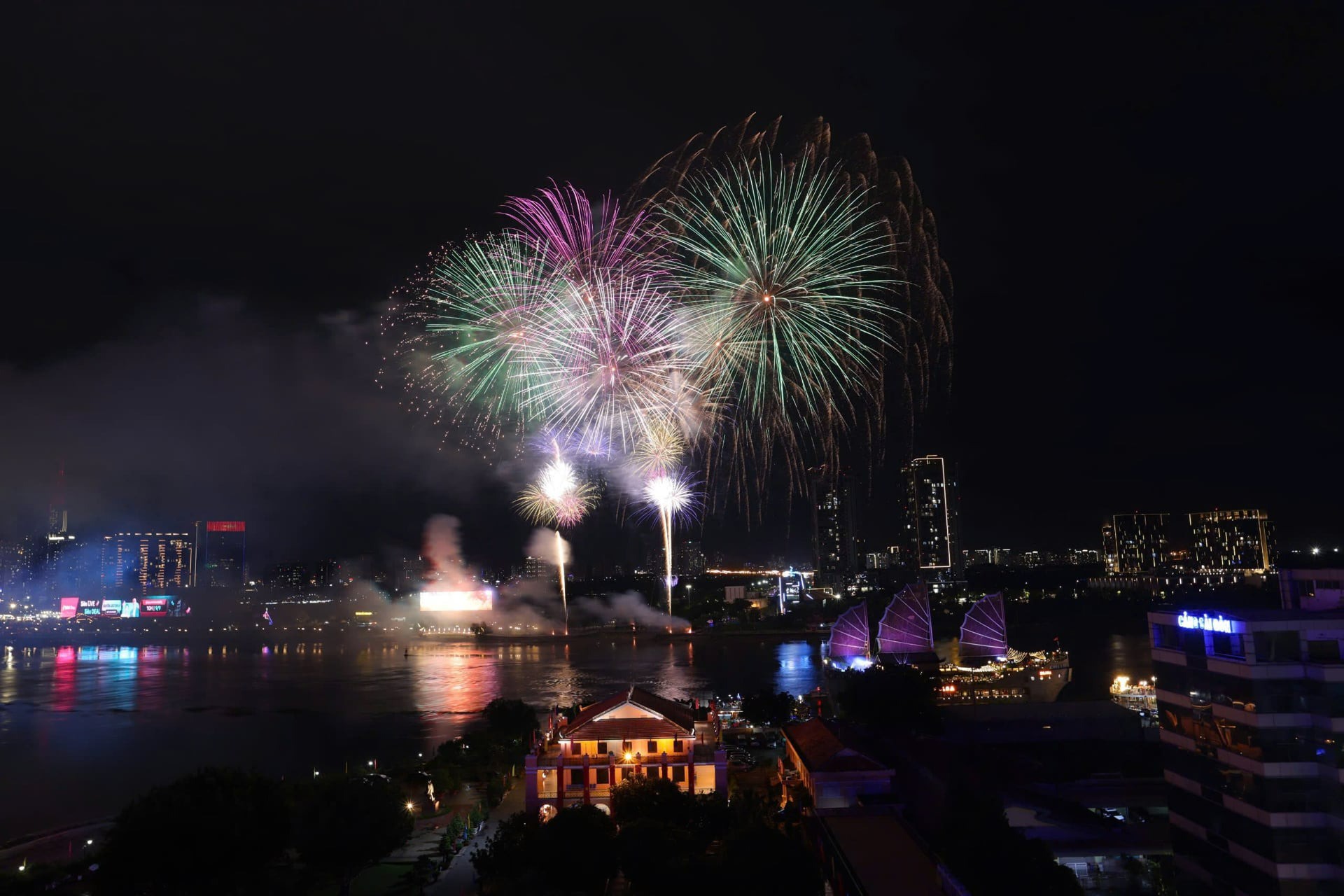 Mãn nhãn màn bắn pháo hoa rực rỡ chào đón năm mới 2026 trên khắp cả nước - 6