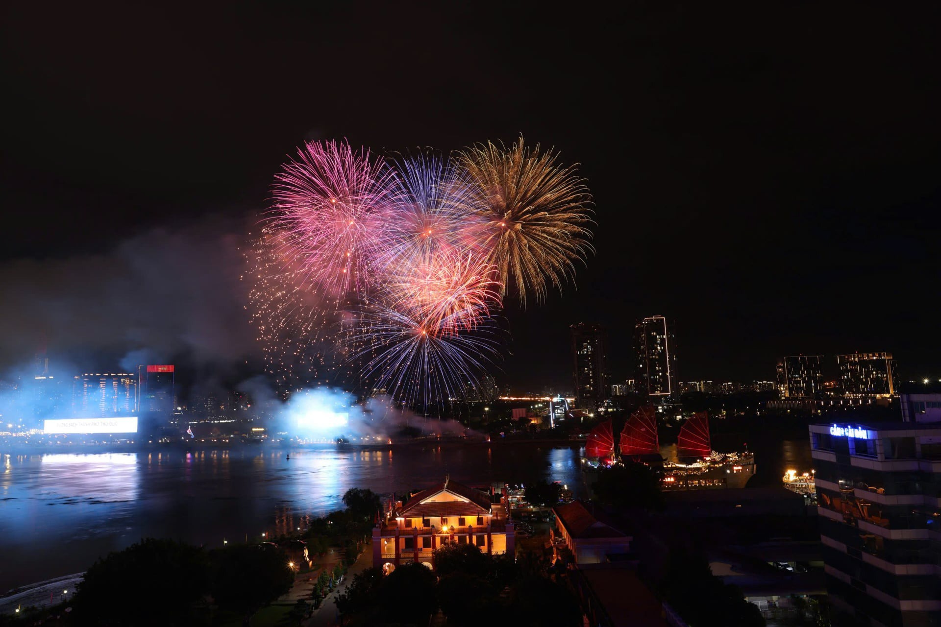 Mãn nhãn màn bắn pháo hoa trên bến Bạch Đằng bên bờ sông Sài Gòn. Ảnh: Lê Giang