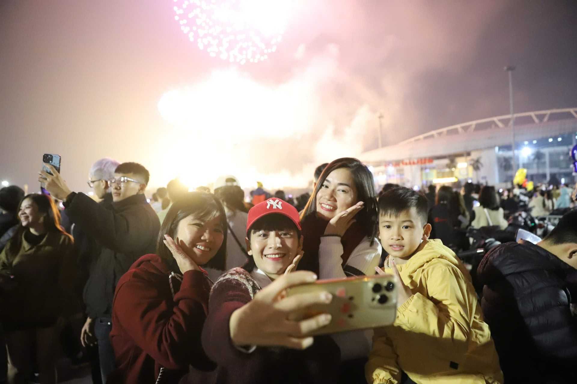 Mãn nhãn màn bắn pháo hoa rực rỡ chào đón năm mới 2026 trên khắp cả nước - 12