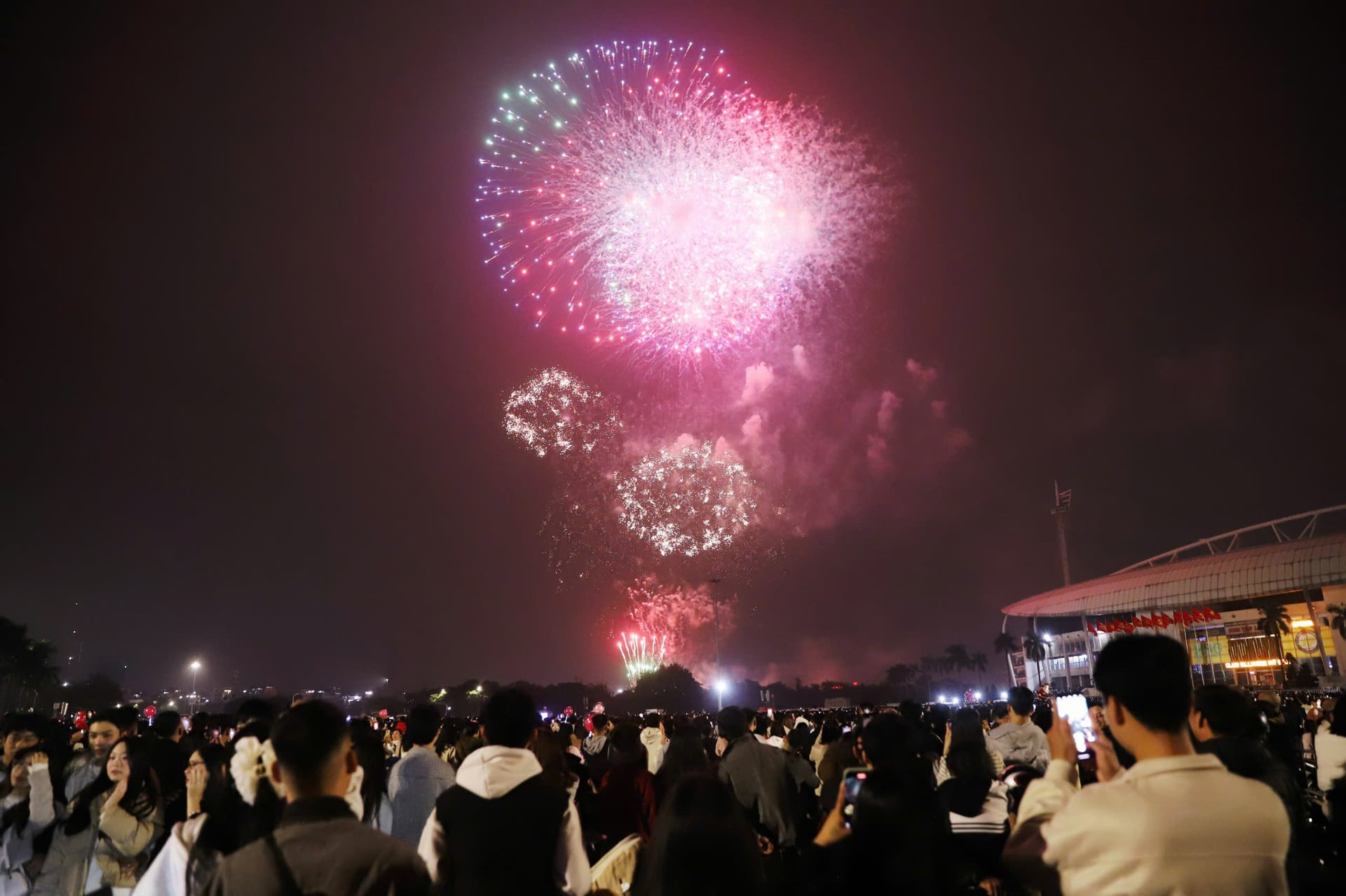 Mãn nhãn màn bắn pháo hoa rực rỡ chào đón năm mới 2026 trên khắp cả nước - 14