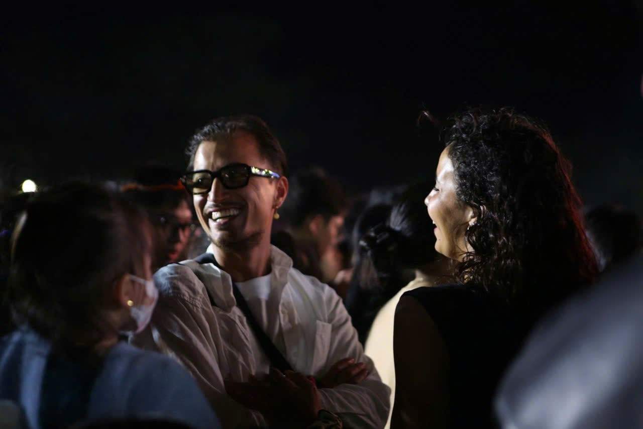 Mãn nhãn màn bắn pháo hoa rực rỡ chào đón năm mới 2026 trên khắp cả nước - 15