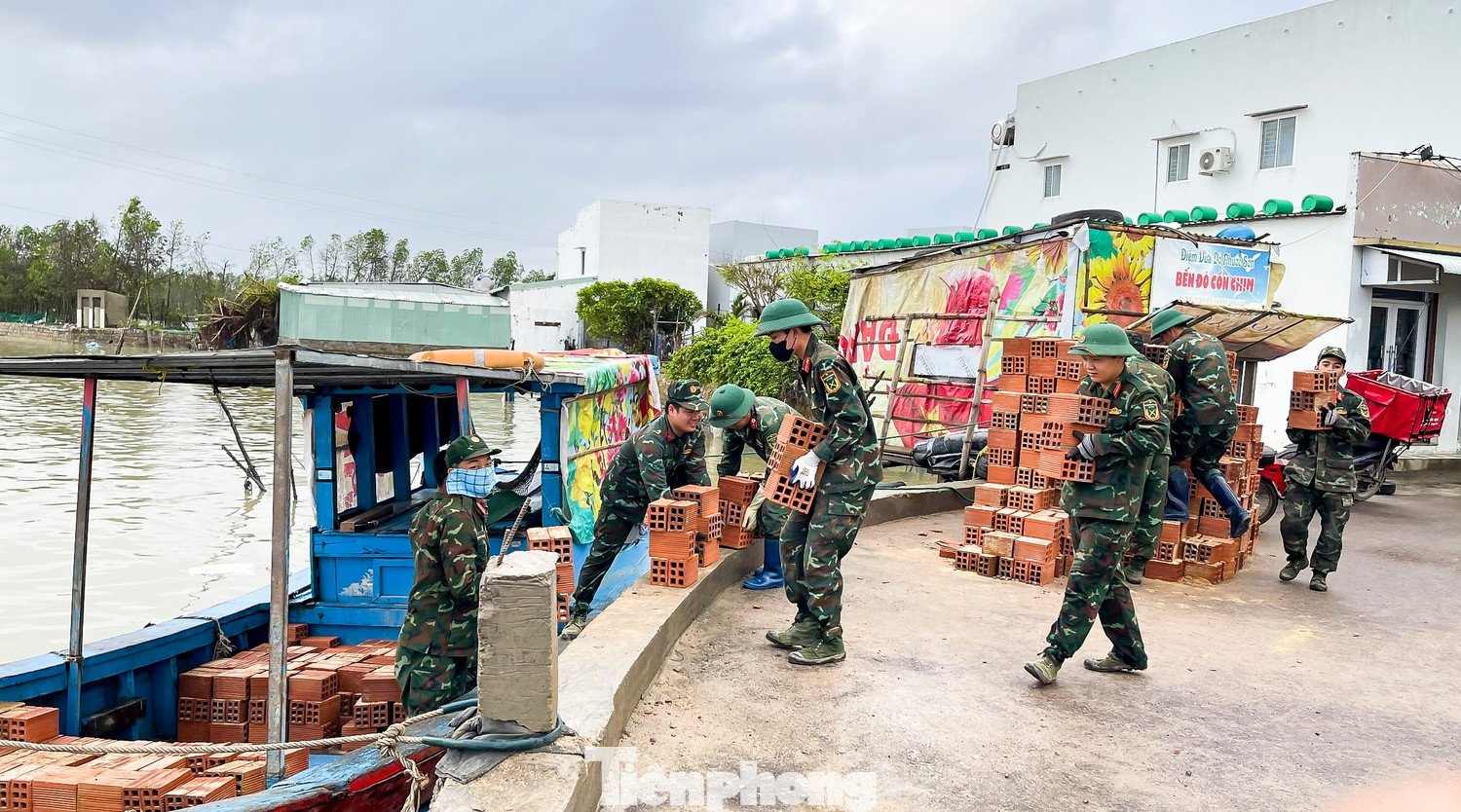 Thiếu tá Lê Thanh Tây - Chính trị viên phó Tiểu đoàn 7 (Bộ Tham mưu Quân đoàn 34) cho biết, những ngày đầu mưa gió khiến việc vận chuyển gặp không ít khó khăn. “Anh em phải tranh thủ lúc trời ngớt mưa để làm, làm bù cả buổi trưa, buổi tối, xuyên tuần, xuyên lễ để kịp tiến độ cho bà con sớm có nhà ở ổn định”, Thiếu tá Tây chia sẻ.