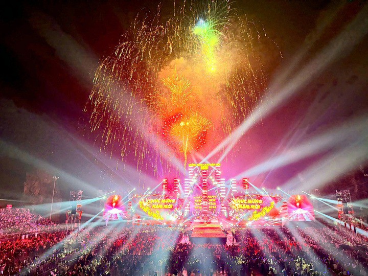 Hàng vạn người dân háo hức chiêm ngưỡng màn pháo hoa rực sáng bên bờ di sản Hạ Long.