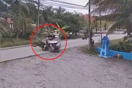 Clip: Kinh hoàng xe máy đâm ô tô, người đàn ông bay thẳng xuống kênh mương