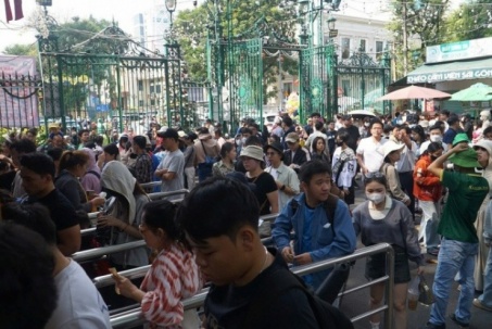 Dòng người đông nghịt đổ về Thảo Cầm Viên, Suối Tiên ngày đầu năm