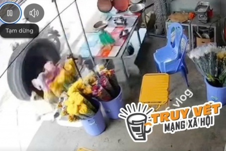 Kinh hoàng khoảnh khắc bánh xe sơ-mi rơ-mooc bay thẳng vào 2 người phụ nữ