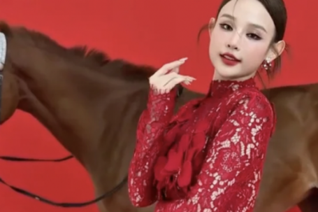 Huyền Baby gây chú ý với concept ngập sắc đỏ 'mã đáo thành công'