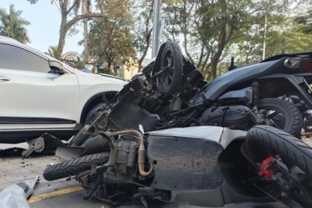 Hiện trường vụ ô tô con tông loạt xe máy trên phố Võ Thị Sáu ở Hà Nội