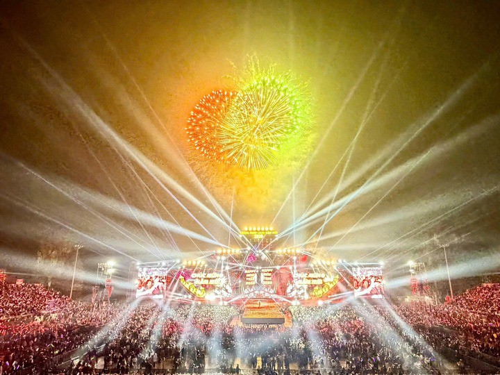 Khoảng 80.000 người có mặt tại khu vực Quảng trường trung tâm của Quảng Ninh để đón chào năm mới 2026.