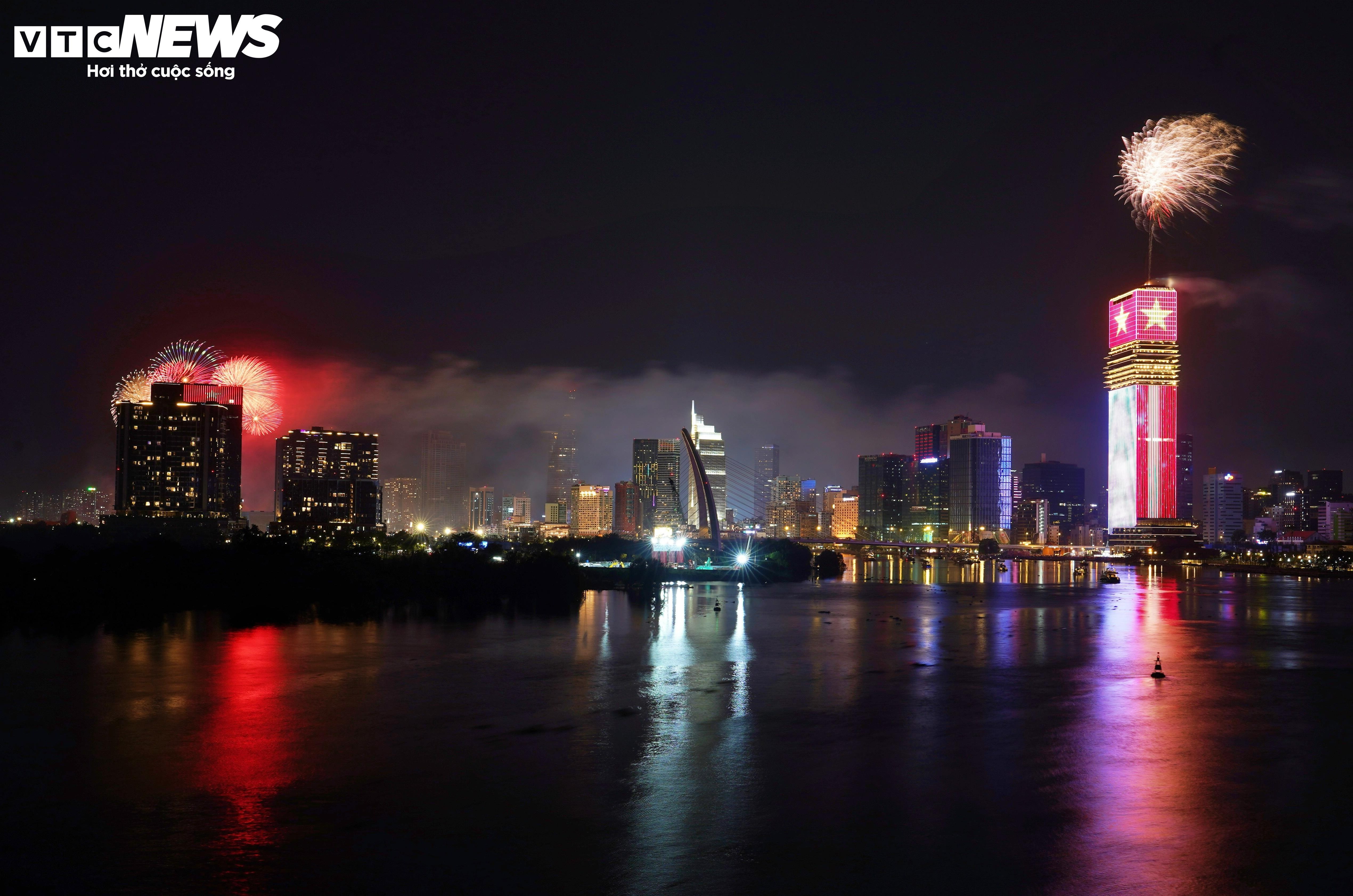 Ghi nhận của PV Báo Điện tử VTC News, từ 0h, pháo hoa được bắn đồng loạt tại nhiều điểm trên địa bàn thành phố, tạo nên những dải sáng sống động giữa nền trời đêm.