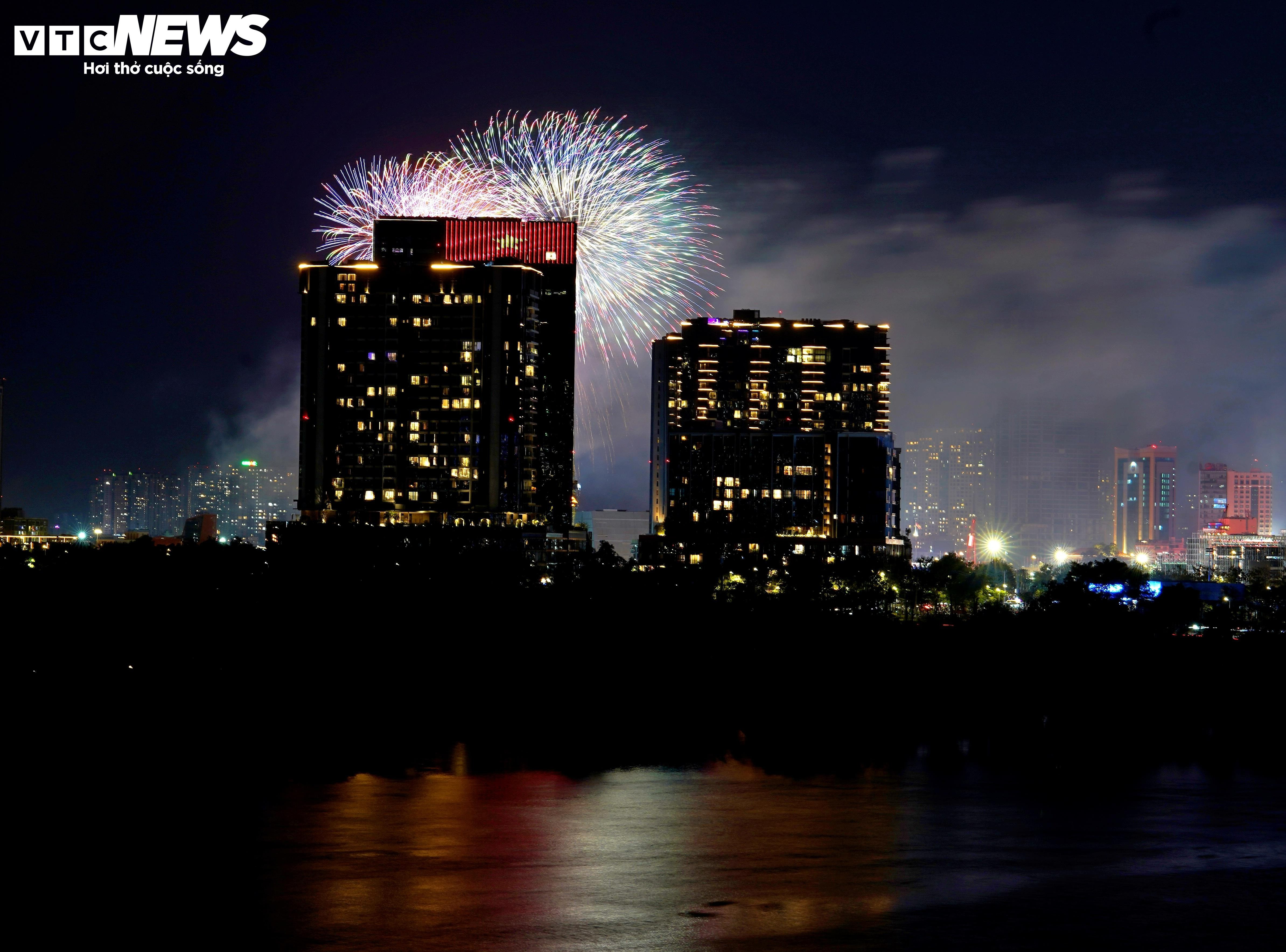 Trong đó, điểm bắn pháo hoa tầm cao tại khu vực đầu hầm vượt sông Sài Gòn (phường An Khánh) thu hút hàng chục nghìn người dân và du khách tập trung tại bến Bạch Đằng (phường Sài Gòn) theo dõi.
