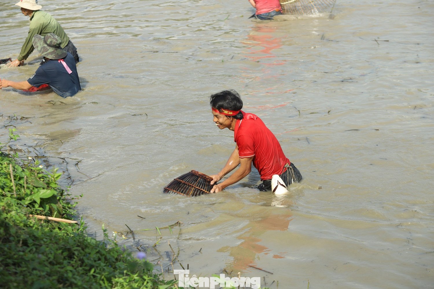 Cá lớn liên tục được các "nơm thủ" bắt. (Ảnh: Rạng Đông).