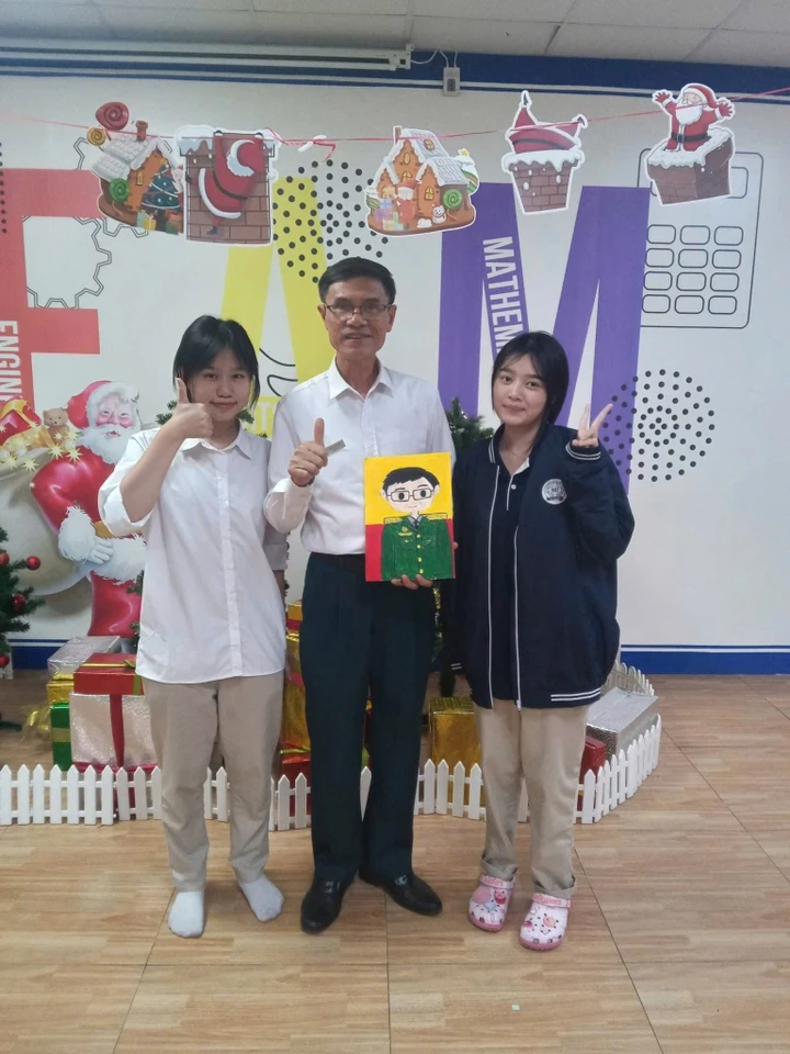 Học sinh vẽ tranh tặng hoa cho thầy Sinh - người sáng tạo những hình thức phạt "nhẹ nhàng". (Ảnh: NVCC)