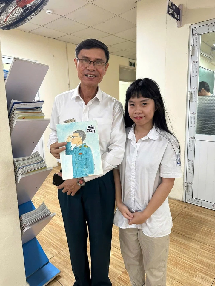 Học sinh vẽ tranh tặng hoa cho thầy Sinh - người sáng tạo những hình thức phạt "nhẹ nhàng". (Ảnh: NVCC)