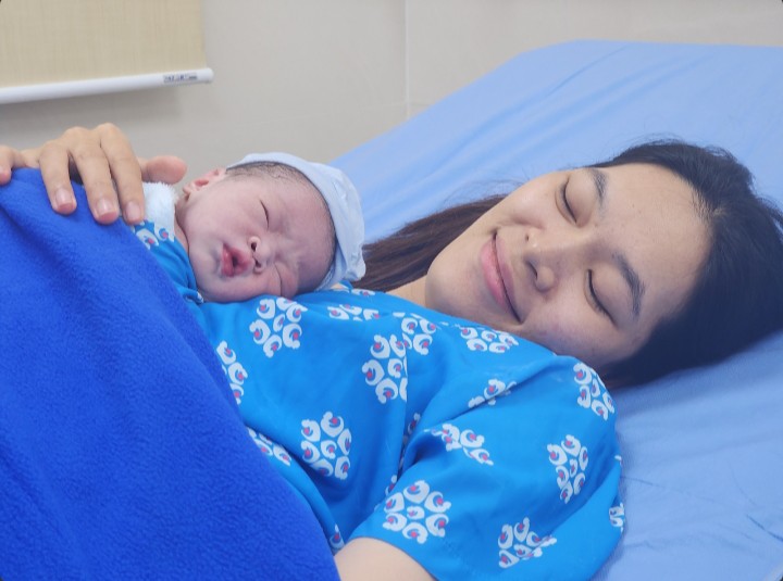 Vợ chồng anh Nguyễn Bình An Hưng và chị Nguyễn Thị Phụng Nhi (28 tuổi, ngụ phường Minh Phụng, TPHCM) vỡ òa hạnh phúc khi chào đón con trai ngay thời điểm chuyển giao năm mới.