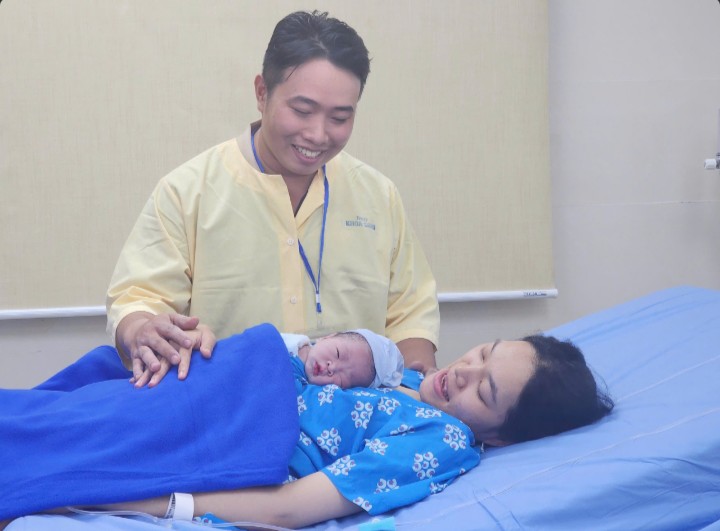 Vợ chồng anh Nguyễn Bình An Hưng và chị Nguyễn Thị Phụng Nhi (28 tuổi, ngụ phường Minh Phụng, TPHCM) vỡ òa hạnh phúc khi chào đón con trai ngay thời điểm chuyển giao năm mới.