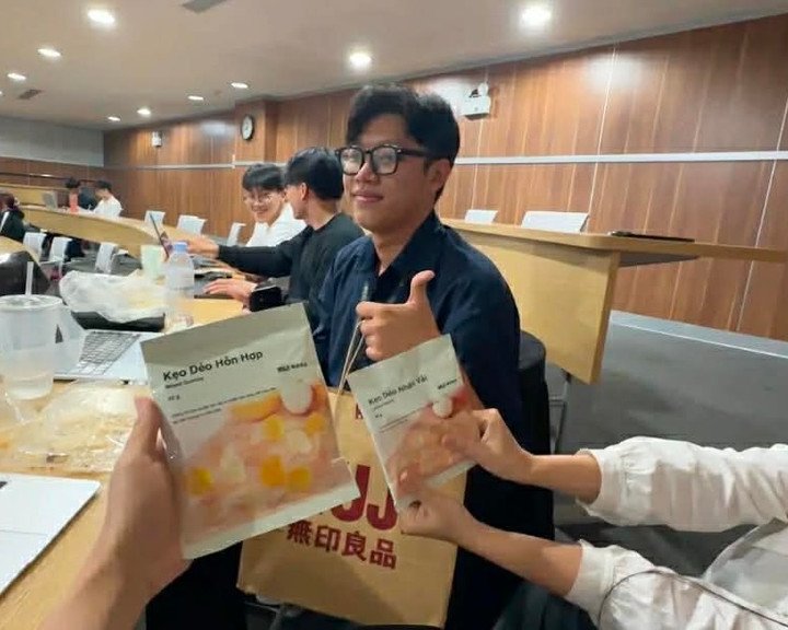 Những hình ảnh trong hành trình tặng kẹo của Quang. (Ảnh: NVCC)