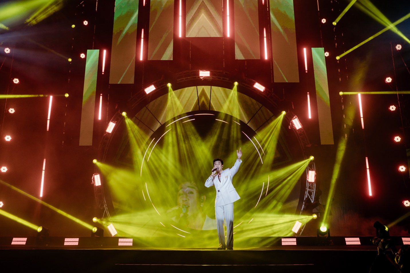 Dương Edward trên sân khấu Eco Central Park Countdown