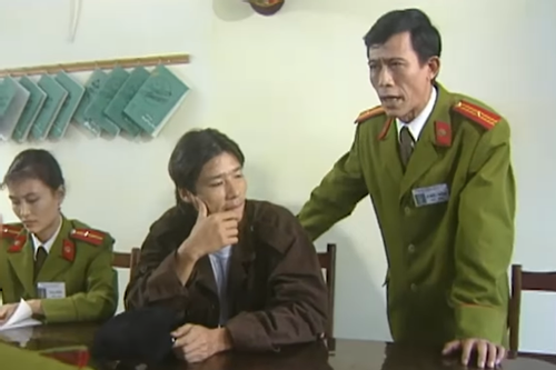 NSƯT Văn Báu trong series "Cảnh sát hình sự". Ông là một trong những diễn viên đóng công an nhiều nhất trên phim truyền hình Việt.