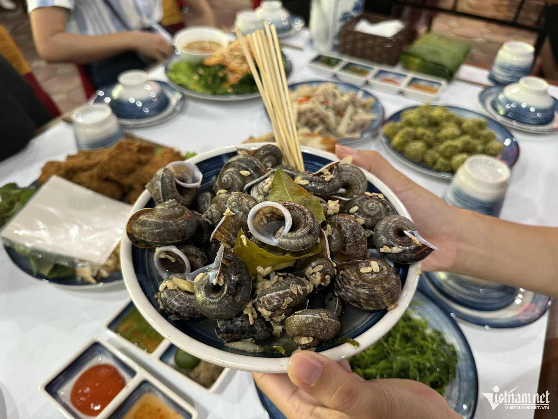 Ẩm thực ở làng Thái Hải hấp dẫn du khách. Ảnh: Linh Trang