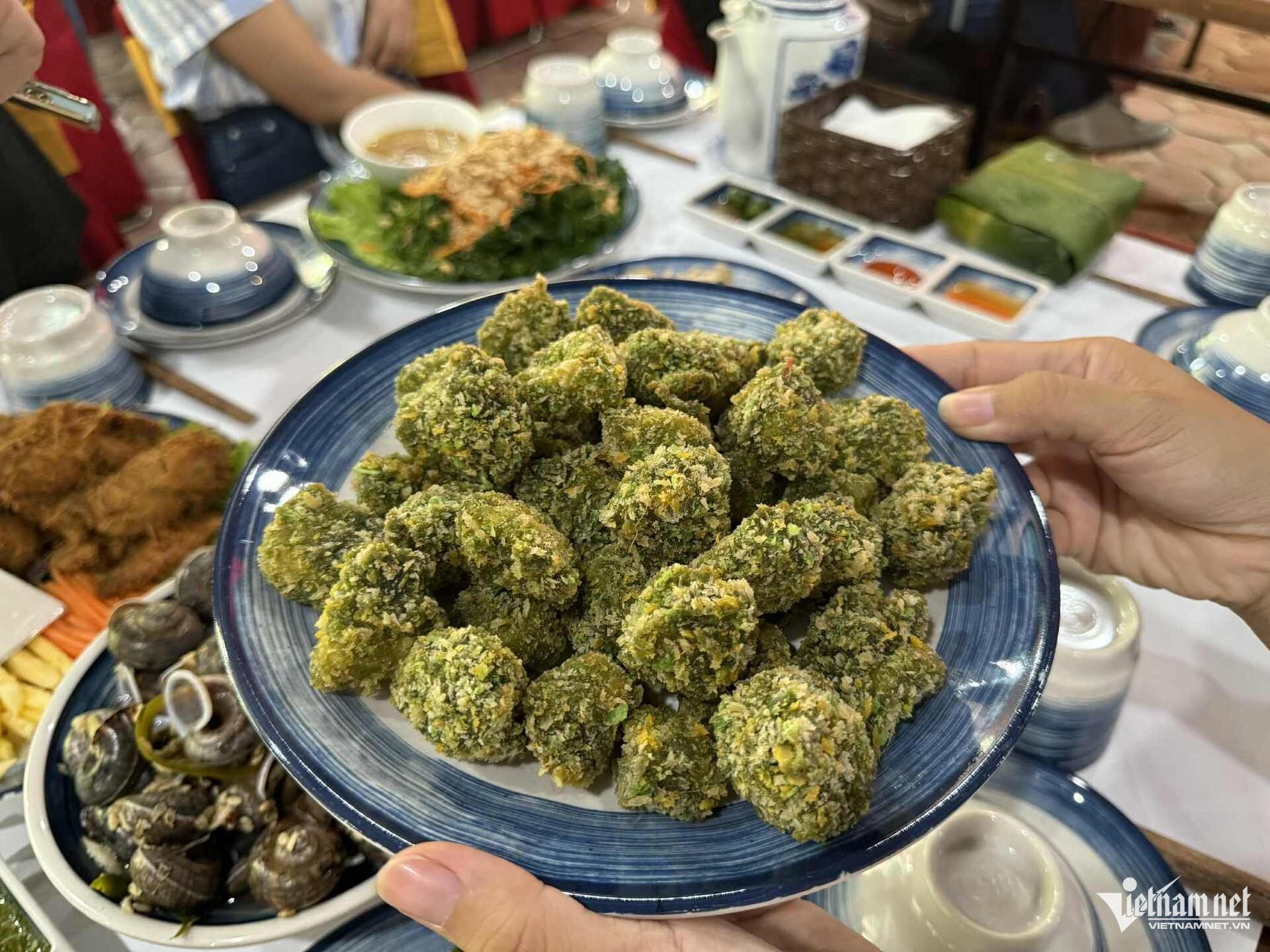 Ẩm thực ở làng Thái Hải hấp dẫn du khách. Ảnh: Linh Trang