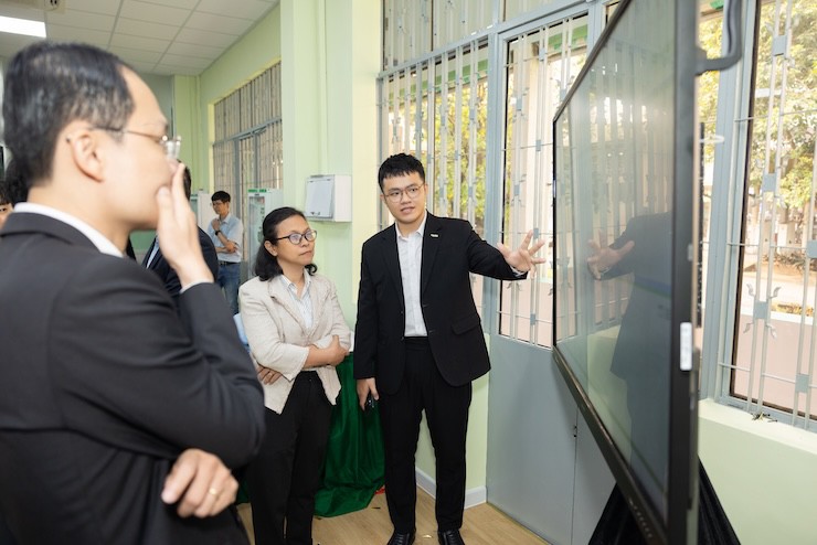 Đại diện Schneider Electric giới thiệu và trao đổi cùng các thầy, cô Trường Đại học Bách khoa TP.HCM.