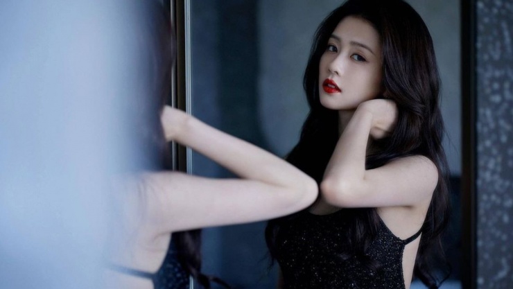 Từ hot girl mạng từng gây tranh cãi về ngoại hình, Bạch Lộc dần dần khẳng định sức hút và thăng hạng nhan sắc trong làng giải trí Trung Quốc.