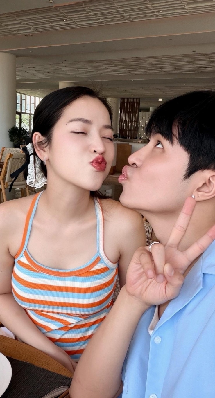 Diễn viên Puka đăng ảnh vui nhộn cùng Gin Tuấn Kiệt để đón năm mới. "Cảm ơn năm qua thật nhiều cố gắng, những điều tốt đẹp đã đến với chúng ta. Chuẩn bị tinh thần tích cực, yêu thương chào đón năm mới", Puka chia sẻ.