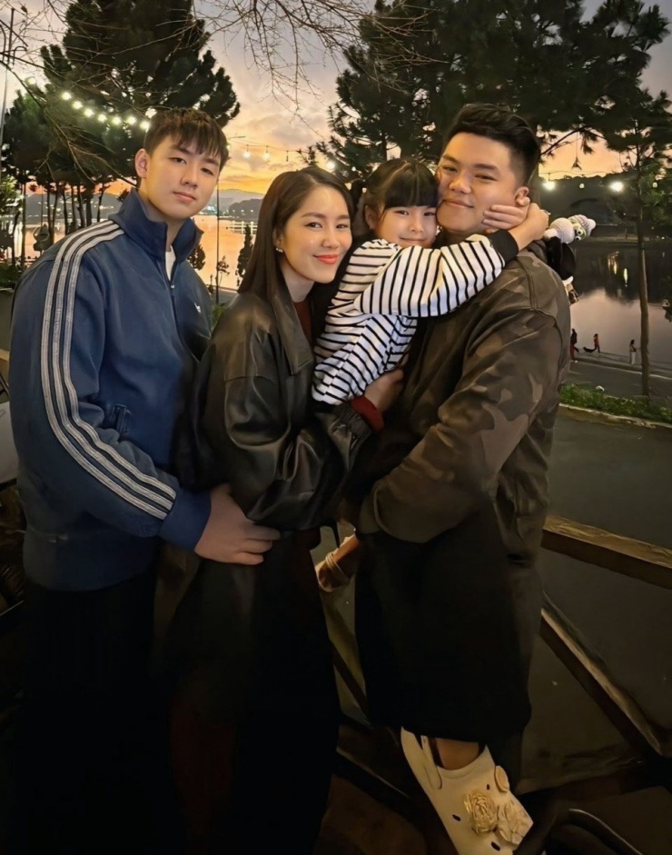 Gia đình Lê Phương tận hưởng khoảnh khắc đón năm mới ở Đà Lạt - Lâm Đồng. Nữ diễn viên chúc khán giả, đồng nghiệp nhiều phúc lộc, may mắn và bình an trong năm mới.