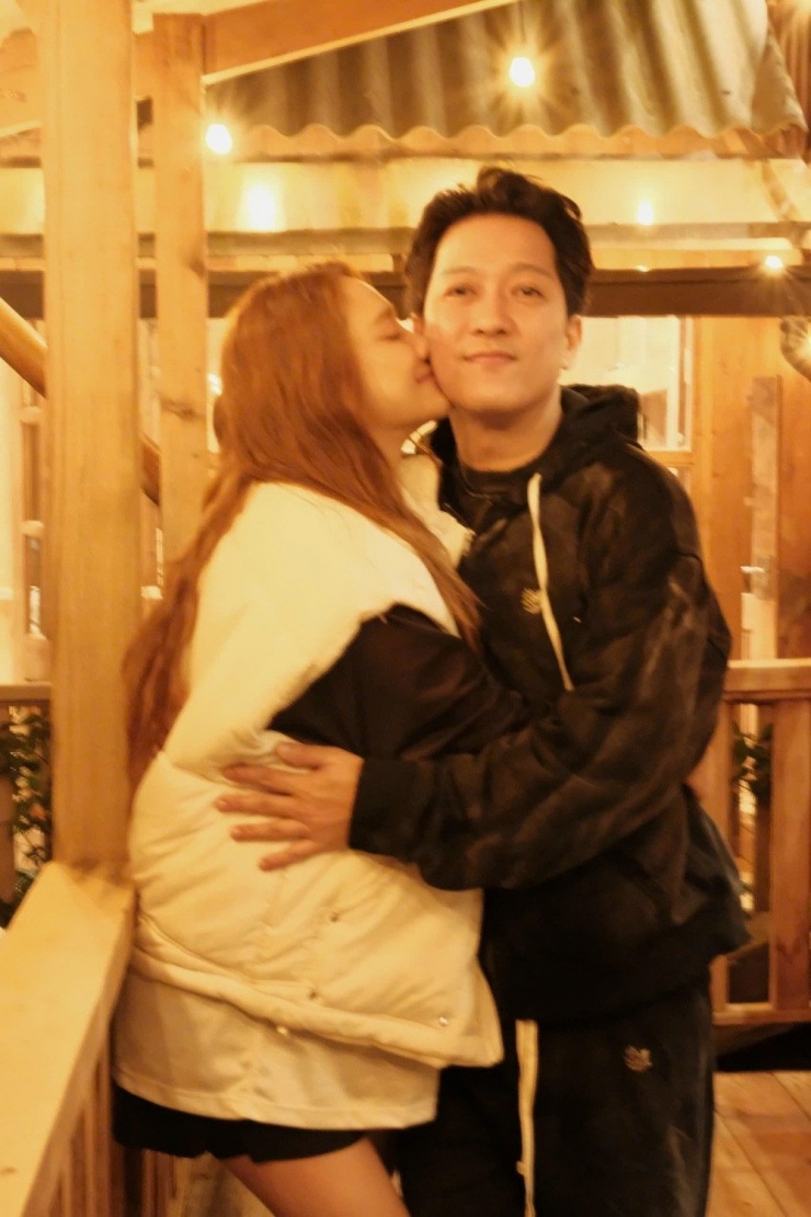 Vợ chồng diễn viên Trường Giang - Nhã Phương khoe khoảnh khắc ngọt ngào bên nhau.