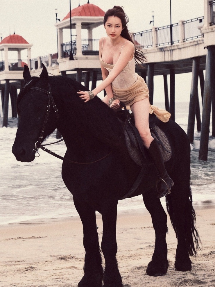 Trương Tri Trúc Diễm cực cá tính khi chụp ảnh bên ngựa.