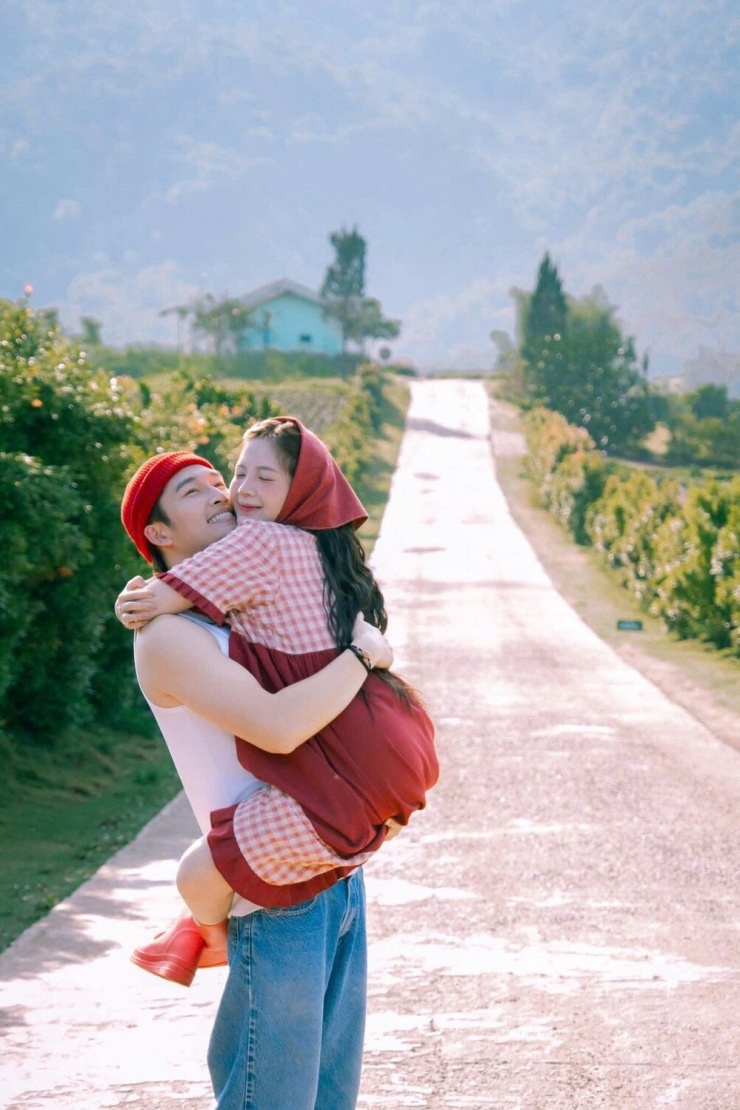 Vợ chồng diễn viên Đình Tú ngọt ngào bên nhau khi đi du lịch.