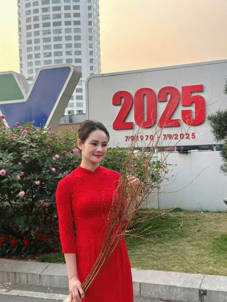 BTV Thu Hương khoe vẻ đẹp dịu dàng.